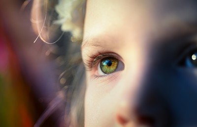 戴角膜塑型片+點眼藥水！9歲女童矯正近視2年「左眼失明」　醫判賠903萬
