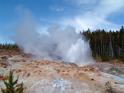 黃石公園的地熱噴泉「3天就噴一次」！　異常活躍可能打破紀錄
