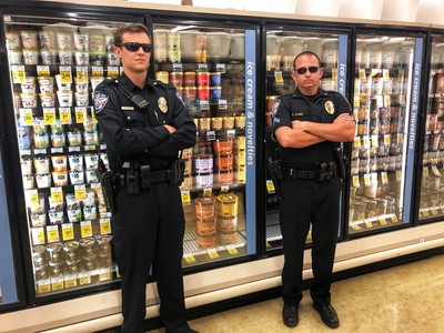 伸舌大「舔」冰淇淋引發模仿　德州警察冰櫃前站崗防噁客