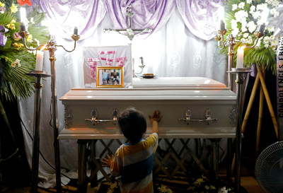 她才3歲…睡覺時警察突然「衝進家開槍」　菲律賓緝毒戰最年輕死者