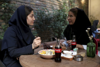 伊朗政府糗爆！白天狂喊「抵制美國」　夜晚人民可樂端上桌：歡迎美文化