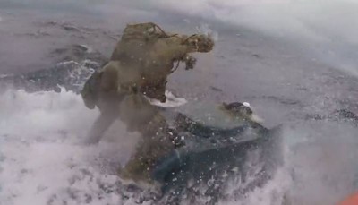 太平洋最猛緝毒！軍人風浪中跳潛艇「狂砸艙蓋」　激戰毒販影片曝光