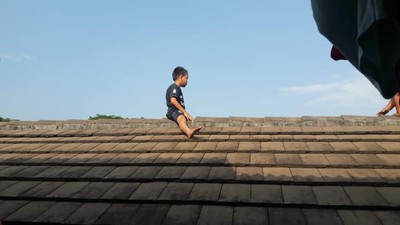 印尼5歲童超怕割禮…一路逃跑爬屋頂「待整整2小時」　父母望天傻眼