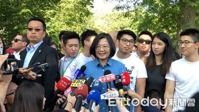 影／蔡英文跟學生中央公園健走大喊「台灣第一名」　下秒女嬰爆哭