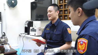 超壯男持刀揮砍　警界黃立成噴血開2槍：沒辦法！再不開不是他死就是我死