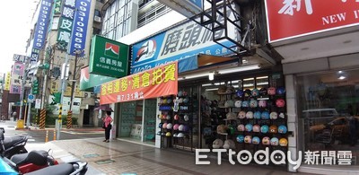 店租5萬變10萬　連鎖安全帽店掛布條嗆漲租走人