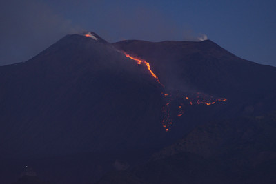 義大利埃特納火山噴發　西西里島2機場關閉