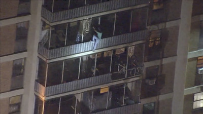 美國費城公寓暗夜竄大火！　35歲男「徒手狂爬15樓」：我要看我媽