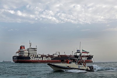 伊朗扣押英油輪第4天升國旗示威　官媒播出海空巡邏畫面