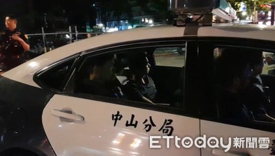 北市男子躲騎樓抽毒菸遭逮　3友人激動質疑警遭壓制