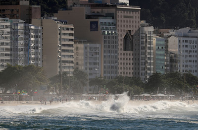 巴西怪浪逆襲！直撲休憩區「海水秒淹孩子腰部」嚇爛遊客　尖叫聲四起