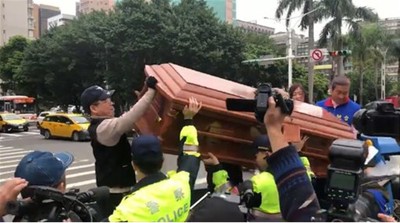 鬼門開後2天往生…阿嬤出殯棺材抬不動!2兄弟一路跪拜「阿母原諒子不孝」