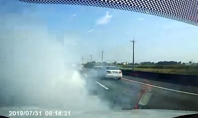 國道驚見「忍者車」狂噴白煙　他衝進迷霧嚇死：差點晚7天回家
