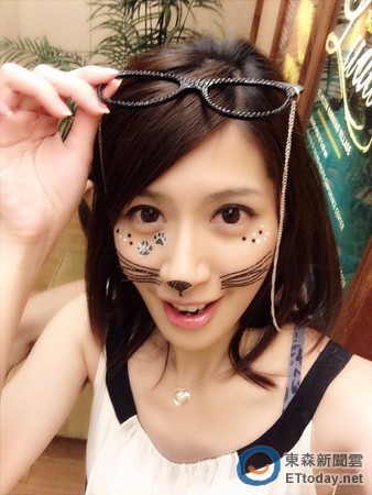 美女主播林家琪狂野扮猫女 耍性感出鎚白肉渗血