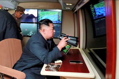 指導試射新型火箭炮！金正恩「抽菸燦笑」超滿意　韓軍又搞錯惹議