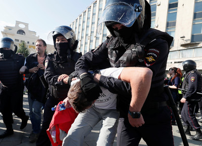 25歲業務員示威扔紙杯　俄警破門衝入屋抓人…暴動罪可關8年