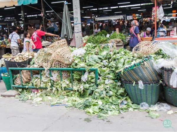 ▲泰國曼谷的一處果菜市場丟棄了大量的蔬果菜葉，而這樣的場景也常見於台灣。（圖／食力 foodnext提供）