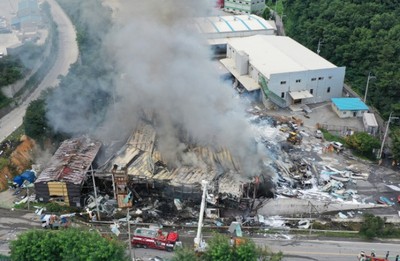 南韓紙箱工廠爆炸釀大火！1消防員殉職10傷　10m外樹木遭連根拔起