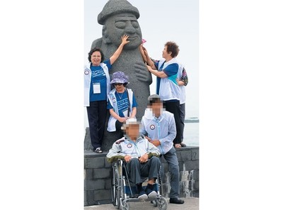 「想去濟州島看海」韓戰被俘55年染肺疾　89歲脫北者離世前圓夢：好幸福