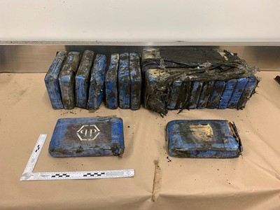 19詭藍包裹「沾滿爛泥」沖上岸…全是古柯鹼　要價200萬美元