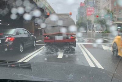 颱風天還出動灑水車！他傻眼「這是腦殘？」　網曝真相…秒蓋500樓打臉