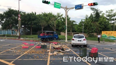 北投轎車撞貨車豆干灑滿地　貨車駕駛彈飛車窗外急送醫