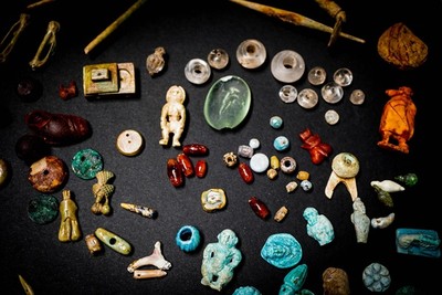 龐貝腐爛木箱發現琥珀、瑪瑙和「迷你GG」　考古學家：巫師寶藏