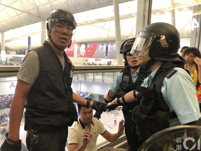 Live/港警出動!護送陸客男爆衝突 速龍到場「1男子頭部流血」