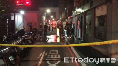 松山轎車暴衝撞斷屋外瓦斯管　警消急拉封鎖線封巷救援