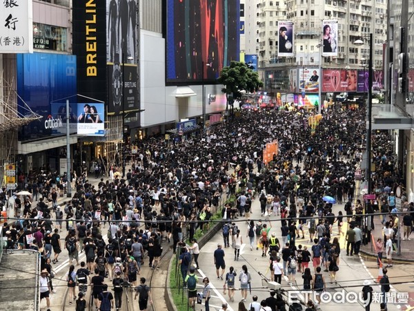 ▲香港參與集會的人潮從各個入口湧入維園。（圖／記者陳以昇攝）