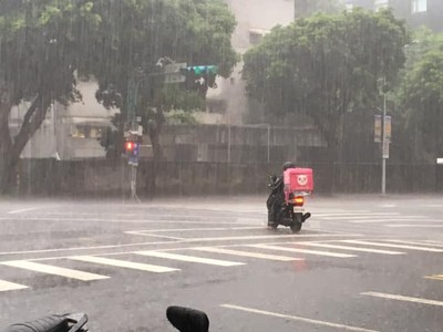 外送員「暴雨等紅燈」！他拿餐點心酸：感謝勇者…網分兩派全戰翻