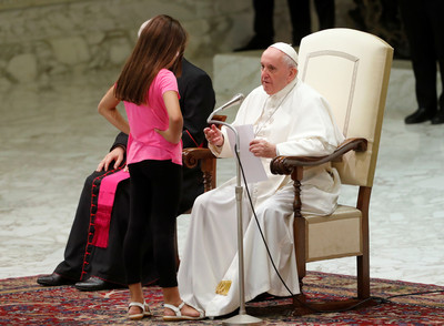 10歲罹病女孩衝上台拍手跳舞　教宗用「他的方式」展現真正的愛