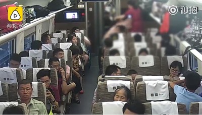 好心讓座女童「坐一下」!反被媽媽暴打 女跪地痛哭:做錯了?