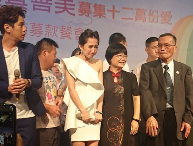謝忻台上皺眉爆哭3分鐘! 不倫阿翔神隱73天首復工 ... 緊抓麥克風
