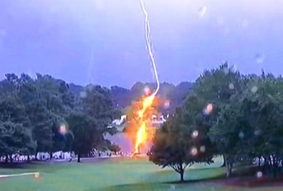 影／雷電暴擊樹木「炸出火光巨響」6人傷　PGA賽事中斷