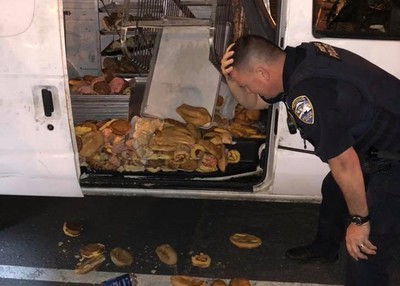 警察叔叔哭了！麵包車被偷「數百甜甜圈全壞」　他摀頭崩潰：小偷給我出來