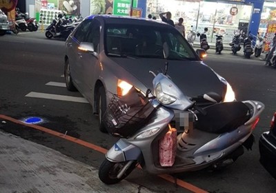 阿桑「車停路中央」直奔超市買菜! 斑馬線當白線停…網揪出:有3台違規
