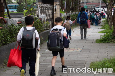 書包揹錯骨頭歪！小孩開學…專家5點「揹出完美脊椎」　下緣別低於OO