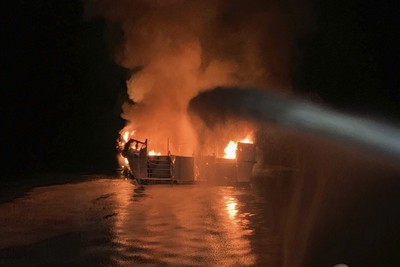 快訊／美加州外海深夜驚傳「火燒船」！火舌竄天...整艘被吞沒　34人失蹤