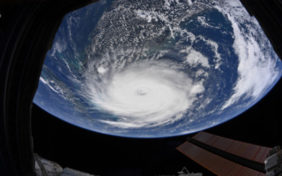 「龜速多利安」釀佛州1死！太空站最新照颱風眼超明顯　巴哈馬水淹及臀