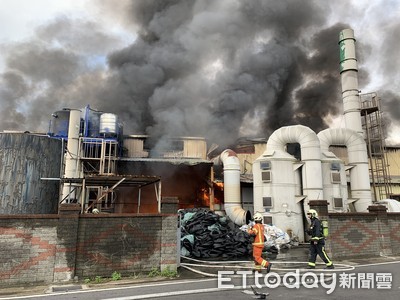 快訊／桃園工廠竄火！現場「全面燃燒」濃煙狂竄　升級二級火警