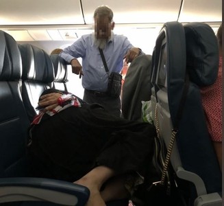 浪漫男飛機上站6小時！只為讓老婆「躺3椅」安穩睡　網轟：自私！