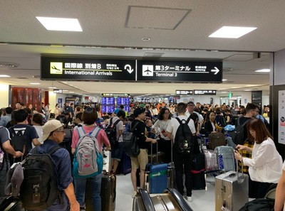最強颱風襲關東！成田機場交通全斷成「孤島」　大批旅客滯留