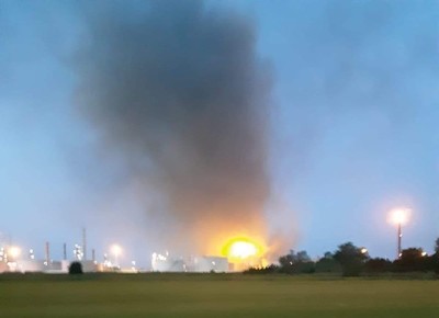 義大利煉油廠爆炸起火！爆轟天巨響黑煙直竄　威力震撼周邊城鎮