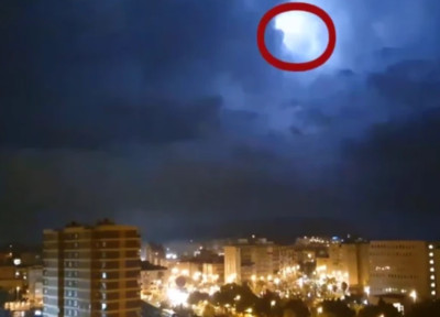 暴風雨雲層閃現「銀色圓盤飛行物」　民眾超清晰拍攝…NASA秒入調查！