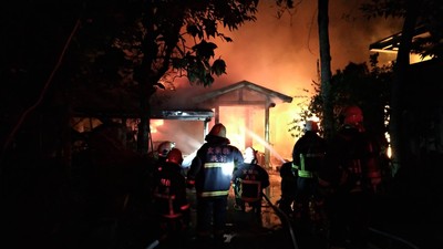 宜蘭冬山深夜無名大火 40呎貨櫃、鐵皮工寮陷火海