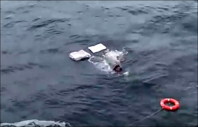 北韓哥胳肢窩「夾2大片塑膠板」勇漂10hr　俄漁夫拉上船…給完食物交政府！