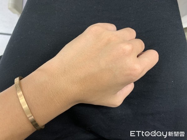 青筋超明顯！8大跡象＝「你的手老了」。（圖／記者李佳蓉攝）