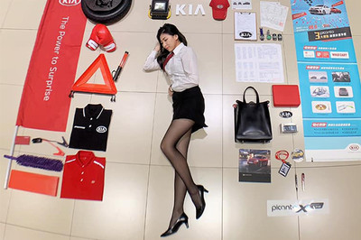 女業務最美開箱！交叉側躺秀逆天黑絲襪長腿　臉書搜出比基尼照…上圍更吸睛
