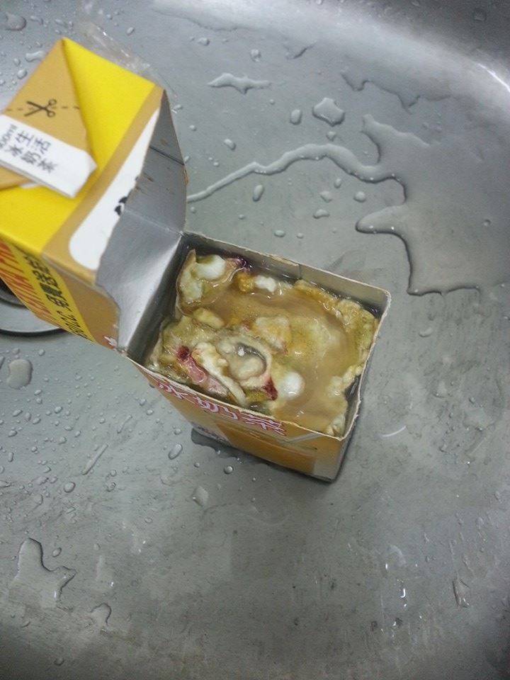 生活奶茶割开成「蚵仔煎」臭翻3小时 业者:撞击导致